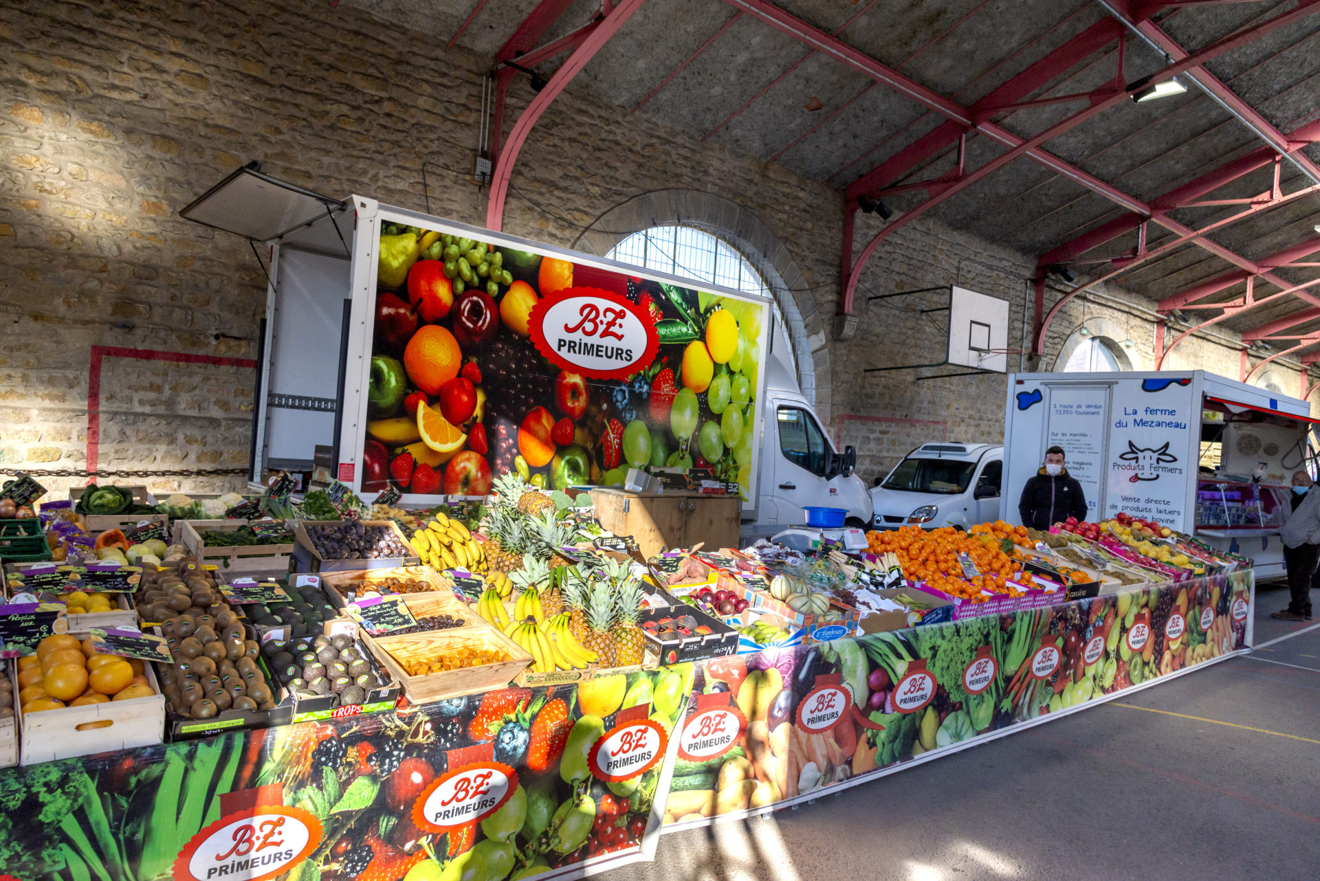 Obst in der Markthalle von Bletterans, Jura