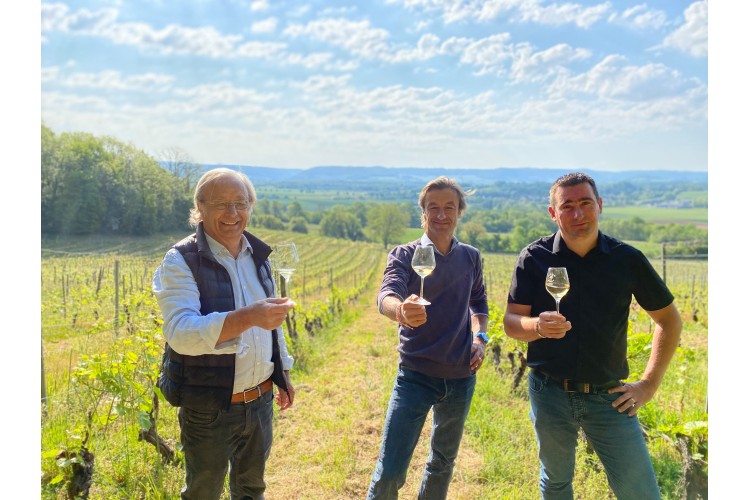 les gérants du domaine de Sainte-Marie dégustant leurs produits